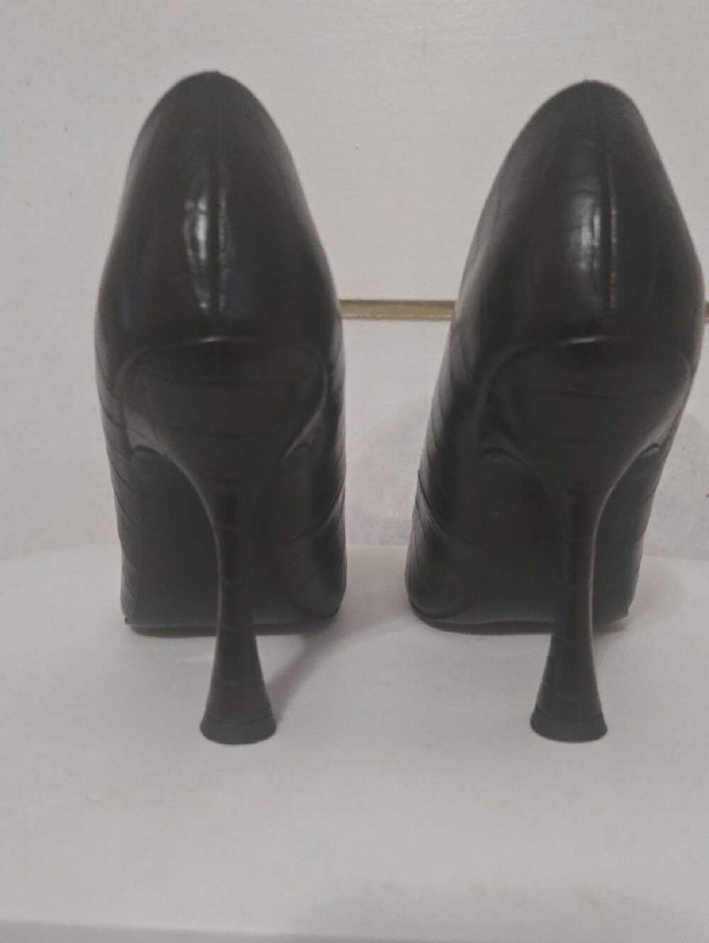 Classy Pointed Toe Heel Pumps in Black Crocodile Embossed - Picture 3 of 11